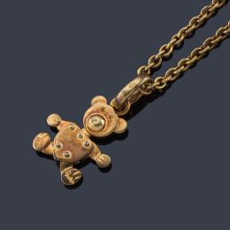 Lote 2319: POMELLATO
Colgante de la colección 'Orsetto' realizado en oro amarillo de 18K con cadena.