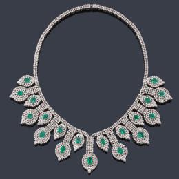 Lote 2339: Collar tipo babero con esmeraldas talla oval de aprox. 18,77 ct y diamantes talla brillante de aprox. 32,00 ct en total, realizado en oro blanco de 18K.
