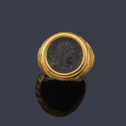 Lote 2349: Anillo con moneda antigua en montura gallonada realizada en oro amarillo de 19K.
