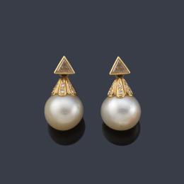 Lote 2373: Pendientes con pareja de diamantes talla triángulo y perlas australianas (aprox. 12 mm) en montura de oro amarillo de 18K.