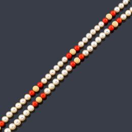 Lote 2375: Collar largo con perlas de aprox. 10,24 - 6,69 mm con cuentas esféricas de coral y oro amarillo texturizado de 18K.