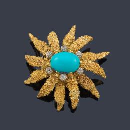 Lote 2380: Broche con turquesa central en cabujón enriquecido con diamantes en montura con diseño floral en oro amarillo texturizado de 18K.