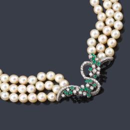 Lote 2388
Collar con tres hilos de perlas de aprox. 9,50 - 9,58 mm con brillantes de aprox. 6,08 ct en total y esmeraldas talla redonda en montura de oro blanco de 18K.