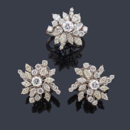 Lote 2394: Pendientes cortos y anillo con diamantes talla brillante, perilla y marquís de aprox. 10,20 ct en total.