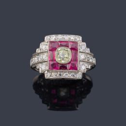 Lote 2402: Anillo 'Art Decó' con diamantes talla oval antigua, brillante y 8/8 con rubíes calibrados.