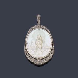 Lote 2407: Medalla devocional época 'Art Decó' con La Imagen de La Virgen del Pilar realizado en nácar enmarcado con diamantes talla rosa.