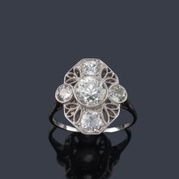 Lote 2408: Anillo época 'Art Decó' con diamantes talla antigua de aprox. 2,00 ct en total. Año 1925.