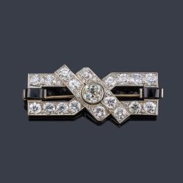 Lote 2409: Broche 'Art Decó' con diamantes talla antigua de aprox. 5,50 ct en total y dos piezas de ónix, en montura de oro blanco de 18K. Años '30.