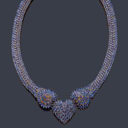Lote 2417: Collar con zafiros talla marquís y perilla de aprox. 35,75 ct en total, realizado en montura de oro amarillo de 14K.