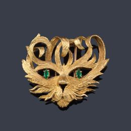 Lote 2419
HERMÈS París
Broche de la colección 'Mistigri Lion Cat' con diseño de cabeza de gato realizado en oro amarillo de 18K y con dos esmeraldas talla marquís en los ojos.