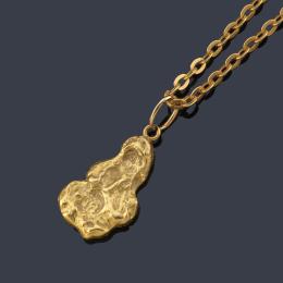 Lote 2420: Colgante con gema dura en montura de oro amarillo de 18K con cadena en oro amarillo.