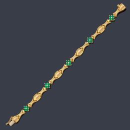 Lote 2423: Pulsera con eslabones articulados con esmeraldas con diseño floral en oro amarillo de 18K.