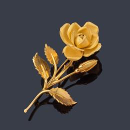 Lote 2426: Broche en forma de rosa realizado en oro amarillo mate y brillo de 18K.