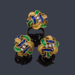 Lote 2432: Pendientes y anillo con diamantes talla sencilla y esmalte verde y azul en montura de oro amarillo mate y brillo de 18K. Años '70.