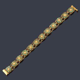 Lote 2434: Pulsera con eslabones en forma de rosetón con turquesas y esferillas en montura de oro amarillo de 18K.
