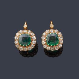 Lote 2436: Pendientes largos con pareja de vidrios símil de esmeralda con orla de diamantes talla antigua. Ppios S. XX.