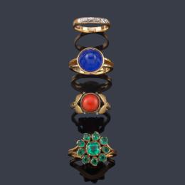 Lote 2437: Lote con una media alianza de diamantes, un anillo con cuenta de coral, un anillo en forma de rosetón con vidrios verdes y un anillo con un vidrio azul en cabujón.