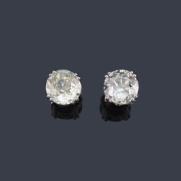 Lote 2444: Dormilonas con pareja de diamantes talla antigua de aprox. 2,04 ct y 2,13 ct en montura de oro blanco de 18K.