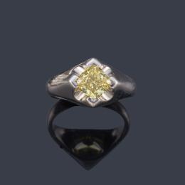 Lote 2451: Solitario con diamante talla princesa Fancy Yellow de aprox. 1,30 ct en montura de oro blanco de 18K.