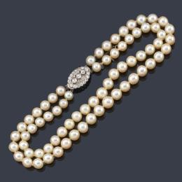 Lote 2457: Collar corto con dos hilos de perlas de aprox. 10,24 - 8,46 mm con cierre ovalado en oro blanco de 18K y diamantes talla antigua de aprox. 1,30 ct en total.