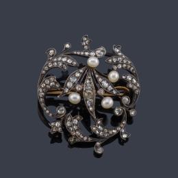 Lote 2461: Broche 'Art Nouveau' con diseño vegetal enriquecido con diamantes talla rosa y cuatro perlitas. Finales S. XIX.