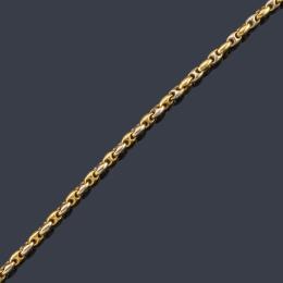 Lote 2467: Collar corto con eslabones de calabrote realizados en oro amarillo de 18K.