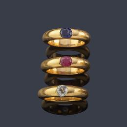 Lote 2468: Tres anillos realizados en oro amarillo de 18K con un brillante, un zafiro y rubí engastados en bisel.