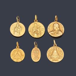 Lote 2473: Lote con seis medallas devocionales, dos con La Imagen de La Virgen del Pilar, tres escapularios y una con La Imagen de La Virgen María, realizadas en oro amarillo de 18K.