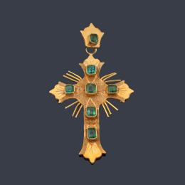 Lote 2475: Cruz con frente decorado con seís esmeraldas calibradas en montura de oro amarillo de 18K.