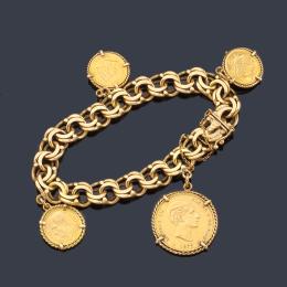 Lote 2480: Pulsera con doble eslabón circular en oro amarillo de 18K y cuatro monedas en oro amarillo.