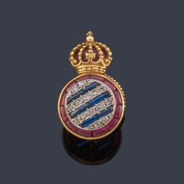 Lote 2481: Pin con el escudo del RCD Espanyol de Barcelona con rubíes, zafiros y diamantes en montura de oro amarillo de 18K.