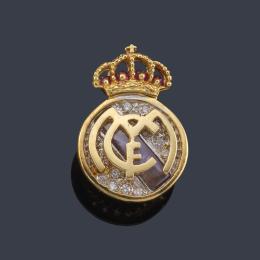Lote 2482: Pin de solapa con el escudo del Real Madrid Club de Fútbol con diamatnes y rubíes en montura de oro amarillo de 18K.