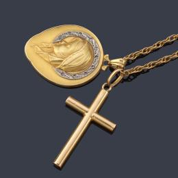 Lote 2485: Cadena larga con medalla devocional con La Imagen de La Virgen Niña con diamantes y una cruz, realizados en oro amarillo de 18K.