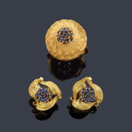 Lote 2487: Pendientes cortos y anillo con diseño de rosetón y centro de zafiros en montura de oro amarillo mate y brillo de 18K.