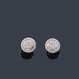 Lote 2494: Pendientes cortos con diseño de rosetón con diamantes talla brillante y baguette de aprox. 0,45 ct en total.