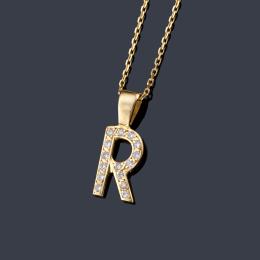 Lote 2498: Colgante con letra 'R' con brillantes en montura y cadena en oro amarillo de 18K.