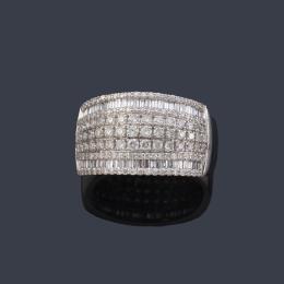 Lote 2531: Anillo con diamantes talla brillante y baguette de aprox. 1,00 ct en total, realizado en montura de oro blanco de 18K.