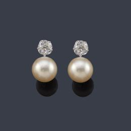 Lote 2532: Pendientes 'Tu y Yo' con pareja de perlas de aprox. 10,02 y 9,74 mm con dos diamantes talla antigua de aprox. 1,70 ct en total.