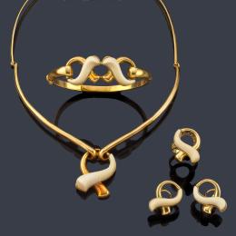 Lote 2542: Collar, pulsera, pendientes y anillo de los años '70 con piezas de marfil y oro amarillo de 18K.