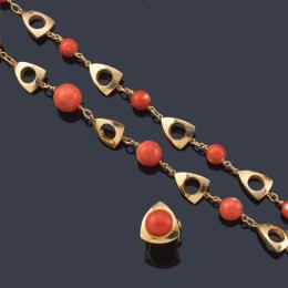 Lote 2545: Collar largo y anillo con cuentas esféricas de coral y motivos geométricos realizados en oro amarillo de 18K.