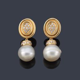 Lote 2546: Pendientes largos con pareja de perlas Australianas de aprox. 12,28 mm y 12,48 mm con motivo superior ovalado en pavé de brillantes.