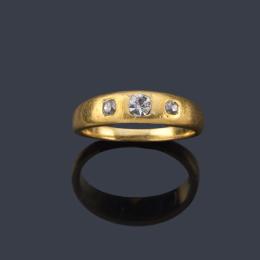 Lote 2548: Anillo con tres diamantes talla antigua en montura de oro amarillo de 18K.