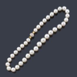 Lote 2552: Collar de perlas Australianas de aprox. 12,10 - 15,00 mm con cierre esférico cuajado de brillantes de aprox. 1,32 ct en total y realizado en oro blanco de 18K.