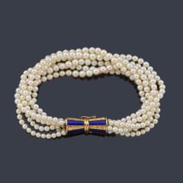 Lote 2555: Pulsera con seis hilos de perlitas con broche en forma cónica en oro amarillo de 18K y esmalte azul.