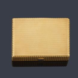 Lote 2560: Bonita pitillera rectangular con decoración guilloché y geométrica realizada en oro amarillo de 18K.