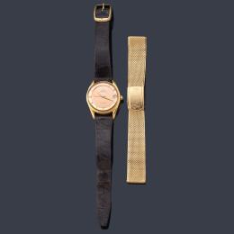 Lote 2588: UNIVERSAL de caballero con caja en oro rosa de 18 K y brazalete de repuesto en oro rosa de 18 K.