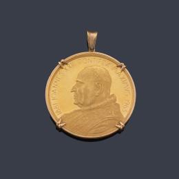 Lote 2666: Moneda conmemorativa de Juan XXIII en oro de 22 K y marco en oro de 18 K.