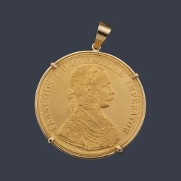 Lote 2693: Moneda de 4 coronas Francisco I en oro de 22 K con marco de 18 K.