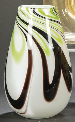 Lote 1000: Jarrón de cristal de Murano doblado con exterior en opalina y líneas onduladas en negro con manchas verdes.