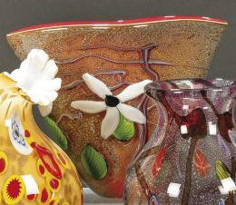 1003   -  Lote 1003: Jarrón plano de cristal de Murano doblado con interior en rojo y flores en relieve al exterior
